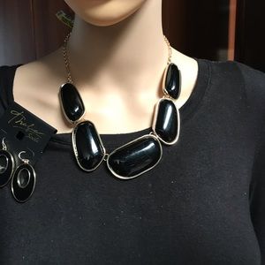 Necklace and set of Earring gold and black